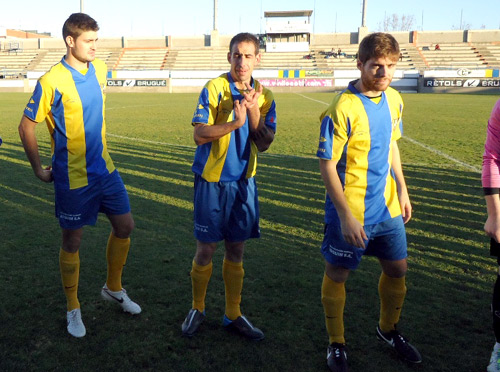 Raúl Calvo, al mig, ha estat sancionat pels incidents contra el Cerdanyola. (Foto: Sergi Cortés)