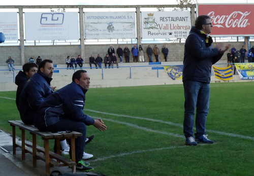 Alfons Garcia, assegut a la banqueta, observant el partit. (Foto: S. Cortés)