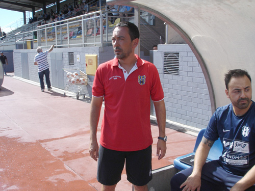 Alfons Garcia, dempeus, en el partit d'aquesta temporada al camp del Vilafranca. (Foto: Sergi Cortés).