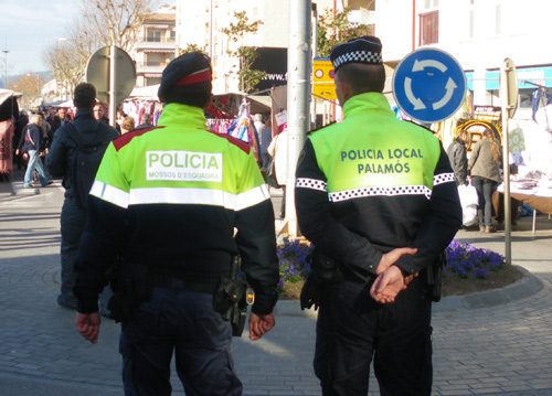 Policia Local i Mossos d'Esquadra patrullen conjuntament pels carrers de Palamós.