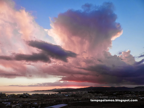 Cel rogent a Palamós la setmana passada. (Foto: tempspalamos.blogspot.com)