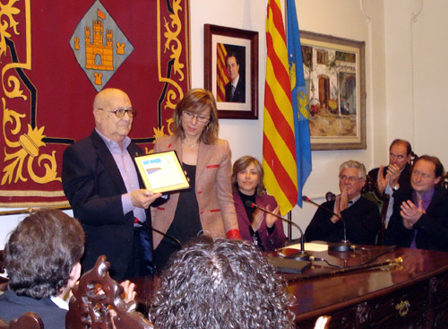 Albert Castejón rep la placa d'homenatge de mans de l'alcaldessa Teresa Ferrés.