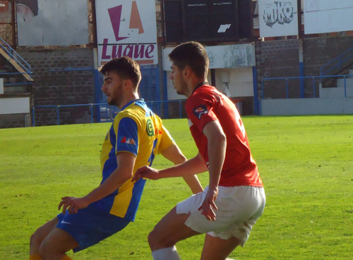Un moment del partit que s'ha jugat aquest migdia. (Foto: Sergi Cortés).