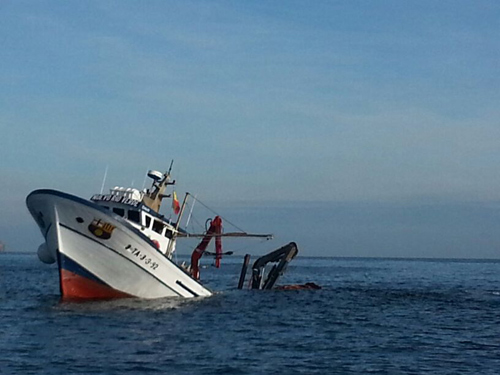 El pesquer semienfonsat a les illes Formigues.
