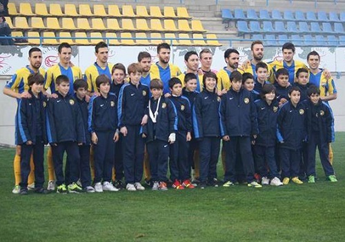 L'alevi A i B del Palamós amb el primer equip abans del partit. Foto: Palamós C.F.