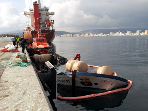 El 'Nuevo Rio Verde', encara semienfonsat, ahir al port de Palamós.