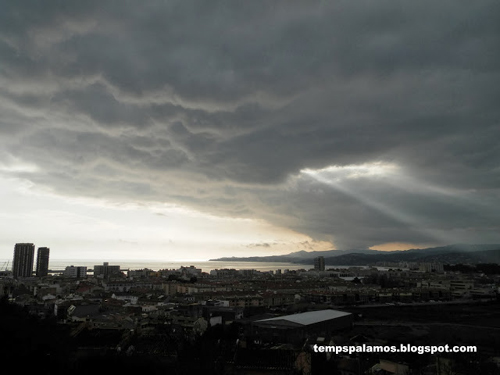 Núvols sobre Palamós, aquesta darrera setmana. (Foto: eltempspalamos.blogspot.com).