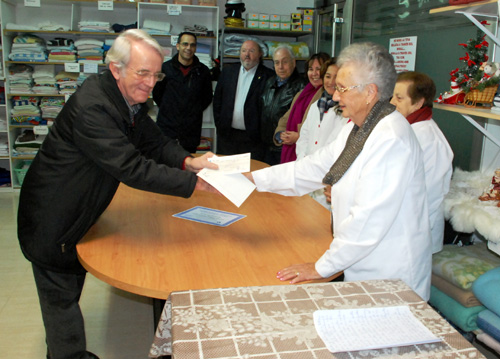 Carme Fernández, responsable del rober, lliura els diners a Jordi Sistach, de la Fundació Vimar.