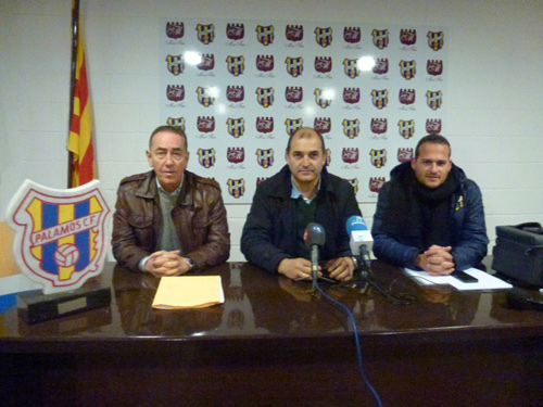 Joan Mármol, a la dreta, ahir amb el president del Palamós CF, Joan Pau Pérez, i el directiu Pere Caixàs.