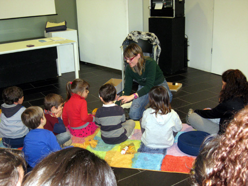 Sessió de contes musicats a la biblioteca, en una imatge d'arxiu.