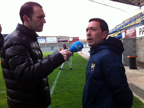 L'entrenador del Palamós Club de Futbol, Alfons Garcia, entrevistat ahir pel periodista Ramon Ribas.