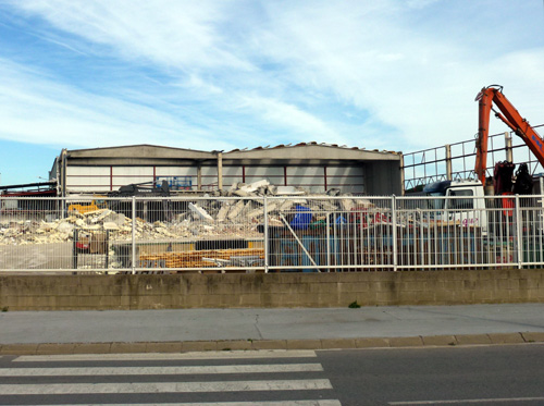 Enderroc de la nau on s'implantarà el supermercat Aldi.