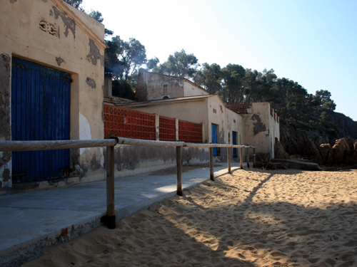 Les barraques de la platja de Castell.