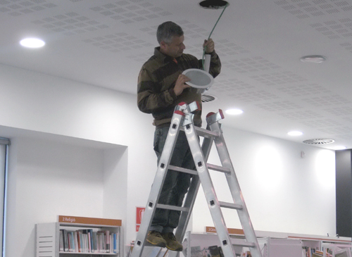 Feines de renovació de l'enllumenat a la biblioteca municipal.