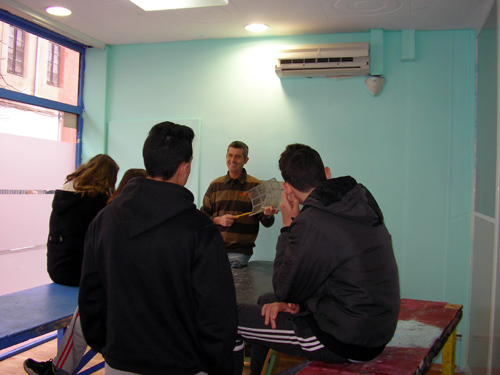 Alumnes de la UEC rebent formació pràctica d'electricitat.