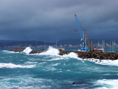 Onatge a l'escullera del port, aquest matí. (Foto: Pere Collell).