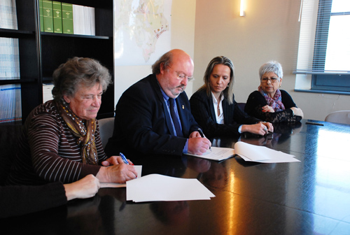 Una imatge de la firma del conveni amb l'alcalde de Calonge, Jordi Soler, al centre.