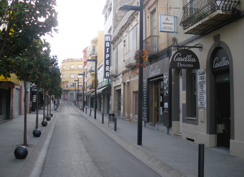 Comerços del carrer de Cervantes, tancats el diumenge.