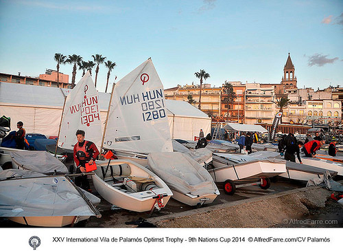 Joves regatistes preparant-s per a la regata. (Foto: Alfred Farré)