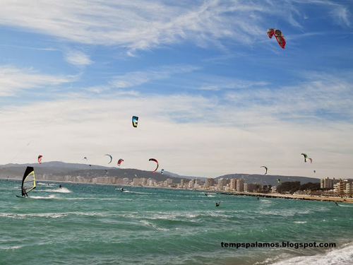 El vent va permetre als amants del Kite Surf gaudir d'aquest esport a Palamós. (Foto: tempspalamos.blogspot.com)