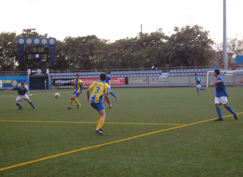 Un instant del partit entre Gramanet-Milán i Palamós CF. (Foto: laguiaplus.com)