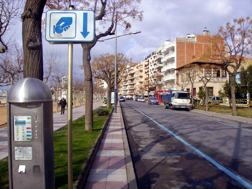 Zona blava d'aparcament al passeig del Mar de Palamós.