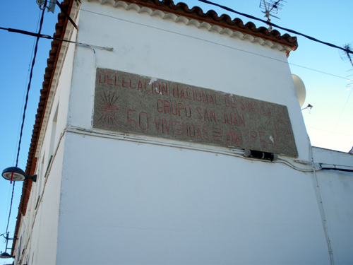 Simbologia falangista en un carrer de Palamós.