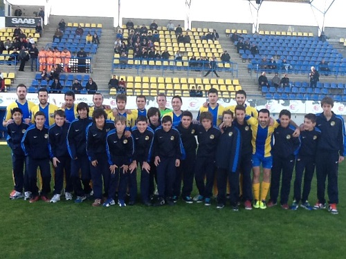 L'equip Infantil A del Palamós C.F. s'ha fet la foto amb el primer equip abans del partit.
