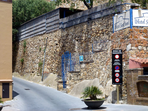 Entrada a la zona de vianants del nucli antic de Sant Joan.