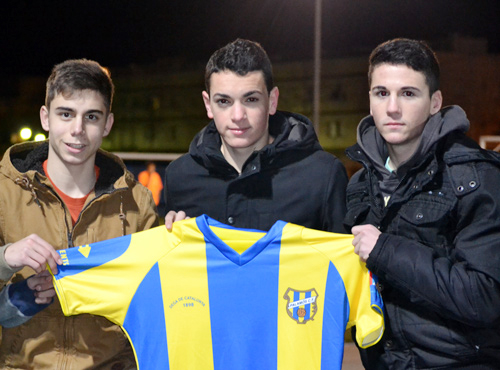 Àlex Fernández, al centre, ha renovat contracte amb el Palamós CF.