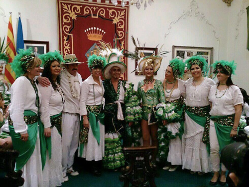 El Rei i la Reina, amb els representants municipals, ahir a l'Ajuntament.