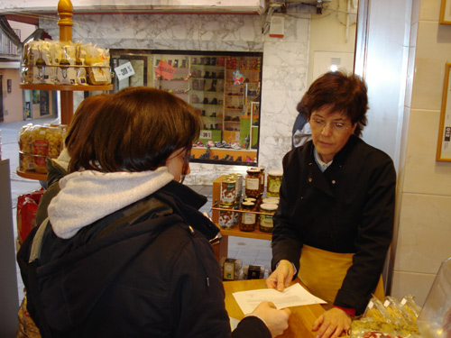 Feina informativa de l'Àrea de Medi Ambient en un comerç de Palamós.