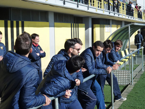 La banqueta del Palamós CF al camp de la Montañesa.