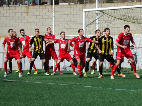 Els jugadors del Palamós, defensant un còrner.
