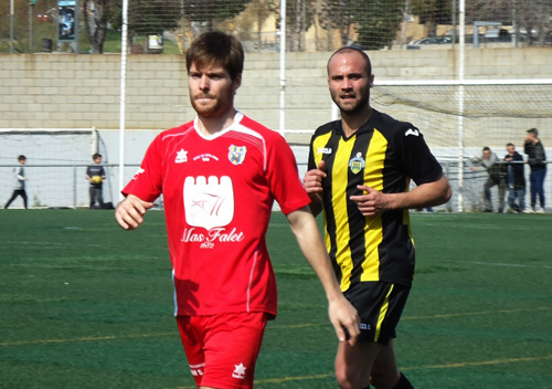 Edu Subirana, en primer terme, jugador del Palamós CF. (Foto: Sergi Cortés).