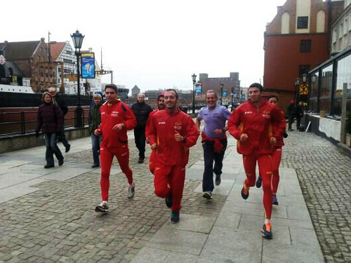 Mechaal, a la dreta de la imatge, entrenant aquest matí a Polònia. (Foto: RFEA)