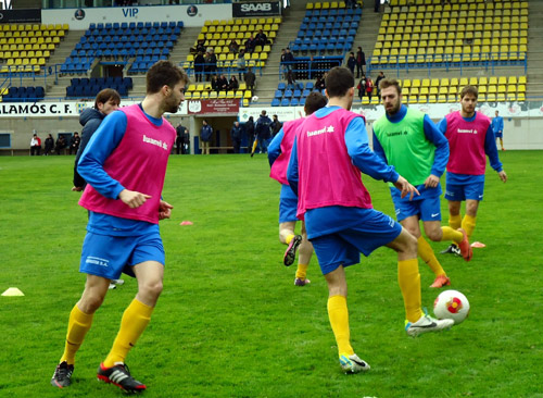 Escalfament de jugadors del Palamós, abans del partit contra el Vilafranca. (Foto: Sergi Cortés).