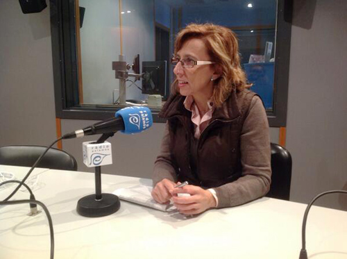 L'alcaldessa de Palamós, Teresa Ferrés, ahir als estudis de l'emissora municipal.