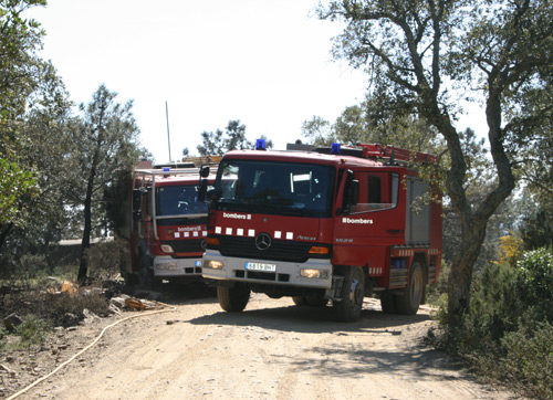Un vehicle dels Bombers de la Generalitat a l'escenari de l'incendi.