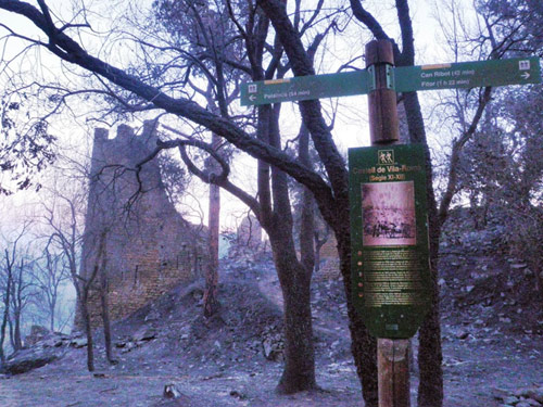 Les restes del castell de Vila-romà, tot just passat el foc. (Foto: Club Alpí Palamós).