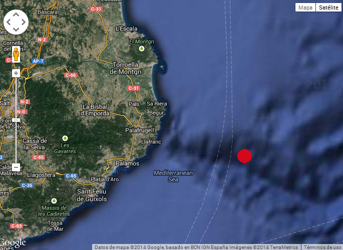 La fletxa indica l'epicentre del terratrèmol.