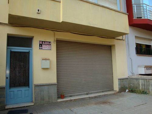 Un local comercial tancat a Palamós.