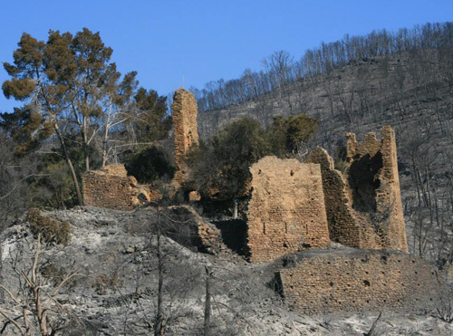 El castell de Vila-romà, després de l'incendi de diumenge.