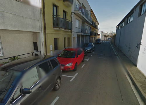 La fuita es va produir al número 55 del carrer de la Indústria. (Foto: googlemaps)