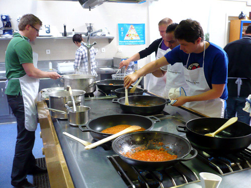 Els participants fan pràctiques a l'Aula Gastronòmica.