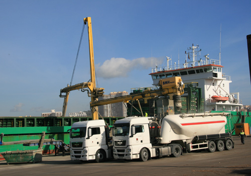 Imatge d'arxiu de trànsit de materials a granel al port de Palamós.