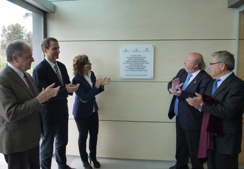 Descoberta de la placa que inaugura oficialment la piscina mancomunada.