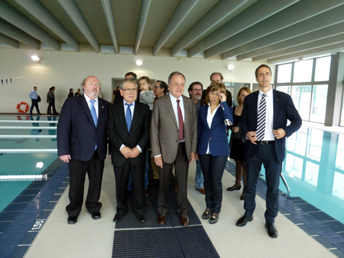 Les autoritats presents a la inauguració de la piscina mancomunada, dissabte passat.