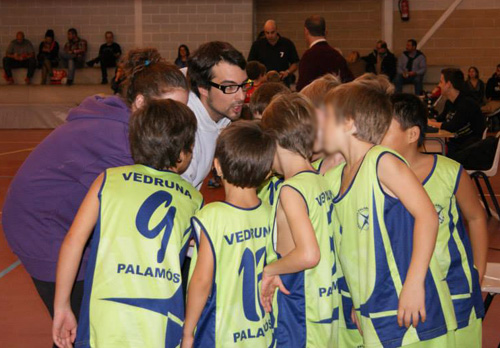 Acero, entrenant l'equip infantil del Bàsquet Vedruna. (Foto: Ampa Vedruna)