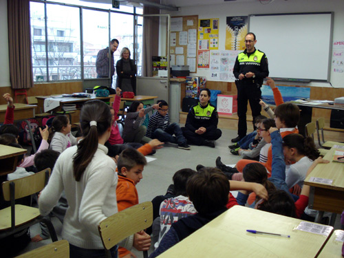 Dos agents de la Policia Local de Palamós en una aula escolar.